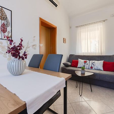 Villa Livia With Three Nice Apartments, Swimming Pool, Childrens Playground, Barbecue And Free Parking Ližnjan Exterior foto