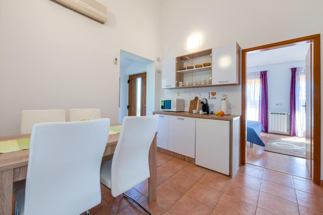 Villa Livia With Three Nice Apartments, Swimming Pool, Childrens Playground, Barbecue And Free Parking Ližnjan Exterior foto
