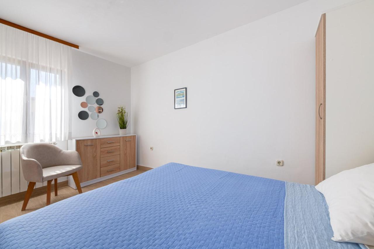 Villa Livia With Three Nice Apartments, Swimming Pool, Childrens Playground, Barbecue And Free Parking Ližnjan Exterior foto