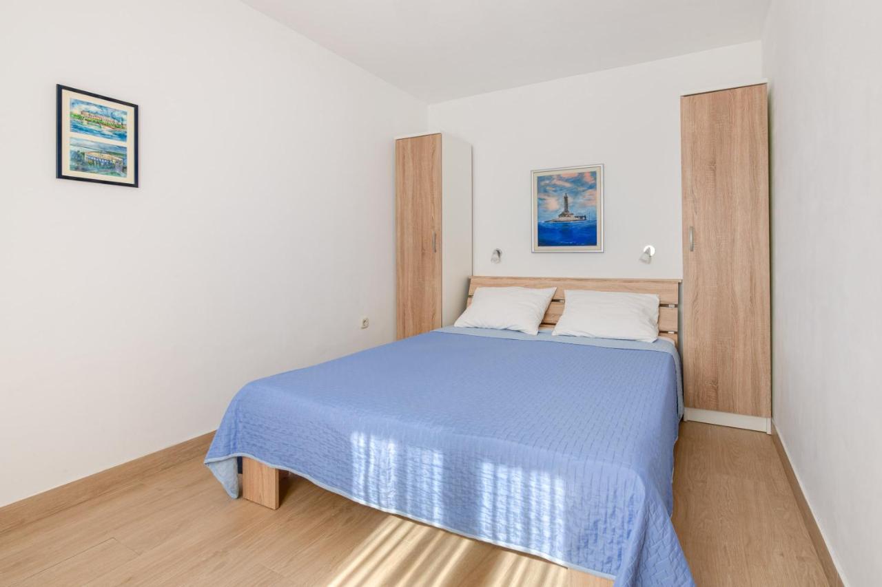Villa Livia With Three Nice Apartments, Swimming Pool, Childrens Playground, Barbecue And Free Parking Ližnjan Exterior foto