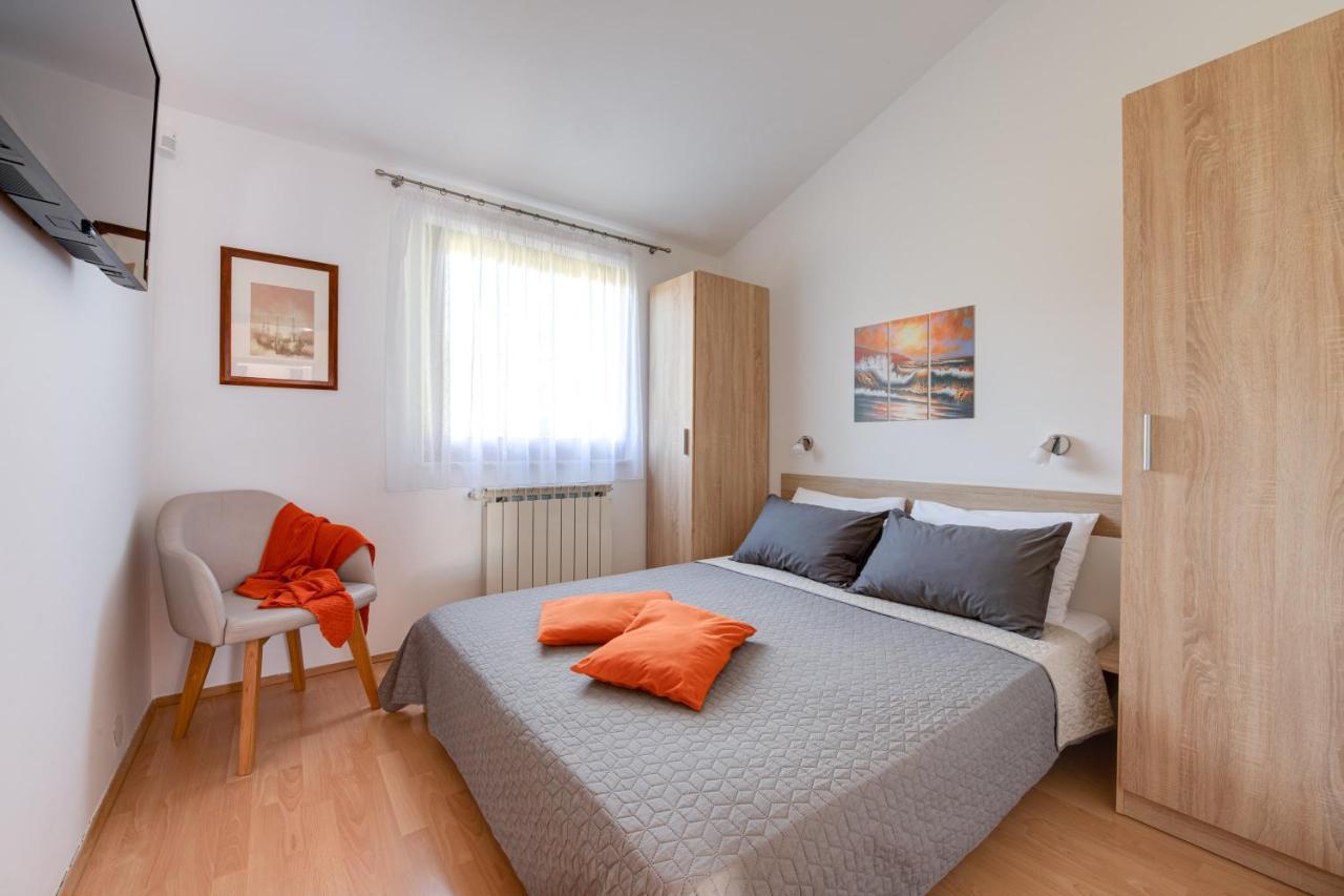 Villa Livia With Three Nice Apartments, Swimming Pool, Childrens Playground, Barbecue And Free Parking Ližnjan Exterior foto