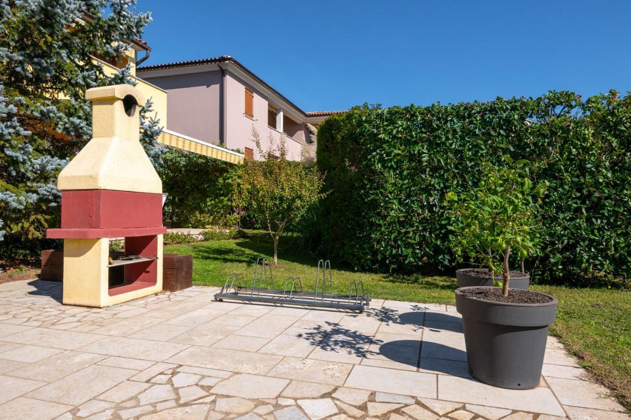 Villa Livia With Three Nice Apartments, Swimming Pool, Childrens Playground, Barbecue And Free Parking Ližnjan Exterior foto