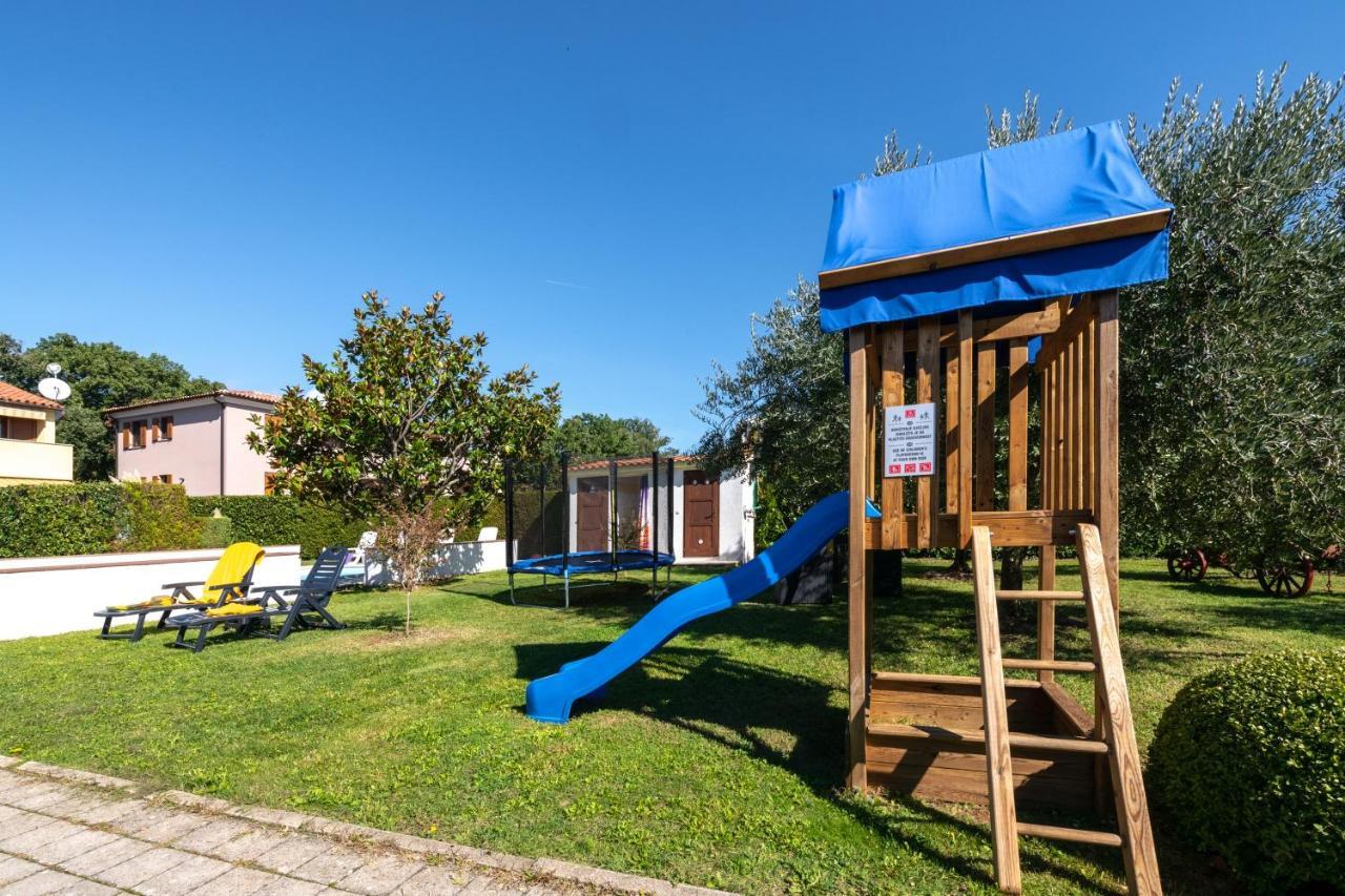 Villa Livia With Three Nice Apartments, Swimming Pool, Childrens Playground, Barbecue And Free Parking Ližnjan Exterior foto