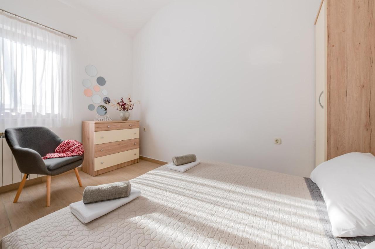 Villa Livia With Three Nice Apartments, Swimming Pool, Childrens Playground, Barbecue And Free Parking Ližnjan Exterior foto