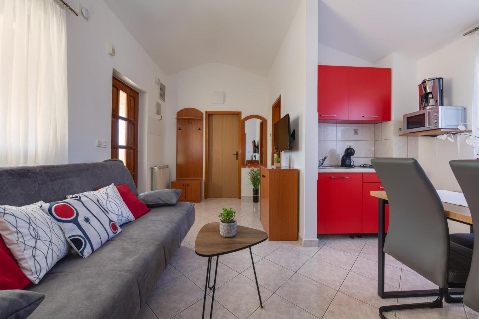 Villa Livia With Three Nice Apartments, Swimming Pool, Childrens Playground, Barbecue And Free Parking Ližnjan Exterior foto